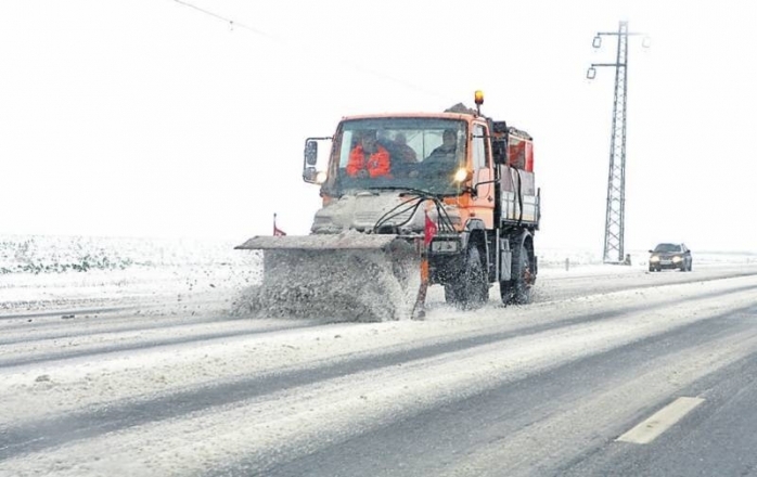 Contract pentru deszăpezirea drumurilor din județ, scos la licitație. CJ plătește 4,5 mil. lei