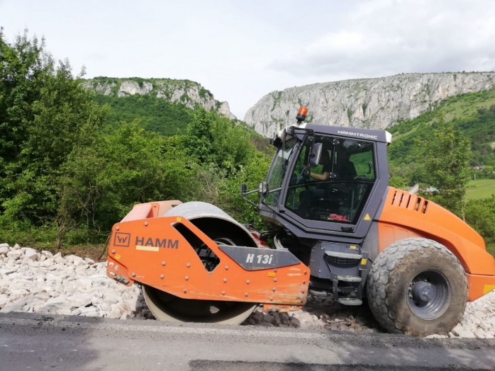 FOTO. Se asfaltează drumul spre Cheile Turzii