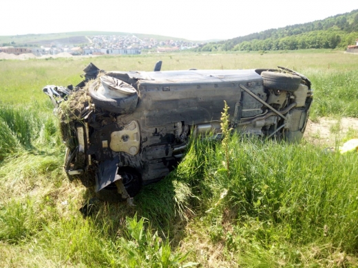 Mașină RĂSTURNATĂ în Jucu. Șoferul a fost dus la spital.