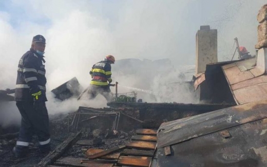 INCENDIU imens la un depozit. Un adult și 15 copii, evacuați de URGENȚĂ