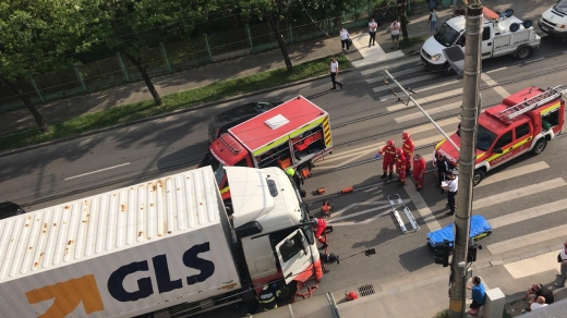 FOTO. Pieton, LOVIT de un TIR pe Bulevardul Muncii, Cluj-Napoca. Victima a ajuns sub TIR