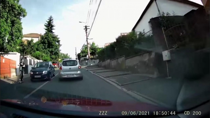 VIDEO. Băiat pe trotinetă, la un pas de ACCIDENT, pe o stradă din Cluj