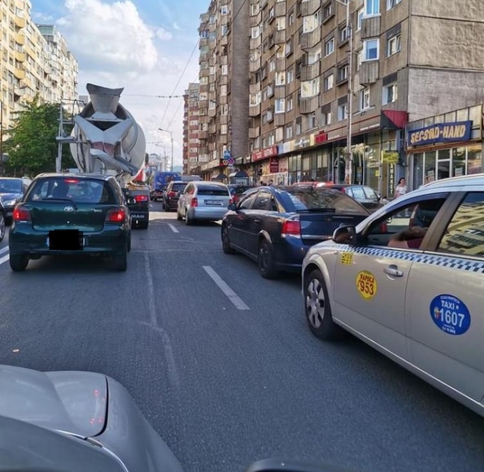 FOTO. Trafic INFERNAL pe strada Fabricii. Faci 500 m în mai bine de jumătate de oră