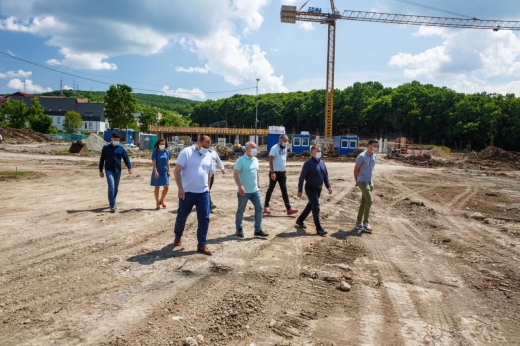 Emil Boc, în vizită la viioarea baza sportivă „La Terenuri”. GALERIE FOTO