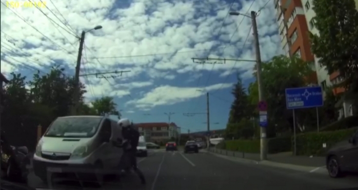 VIDEO. Șofer, luat la BĂTAIE de un motociclist, în plină stradă