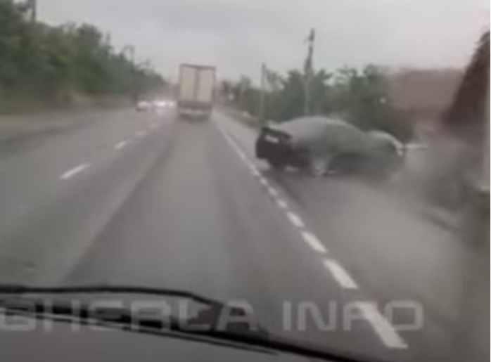 VIDEO. Momentul în care un șofer se IZBEȘTE de parapet, încercând să depășească un TIR, în Nima