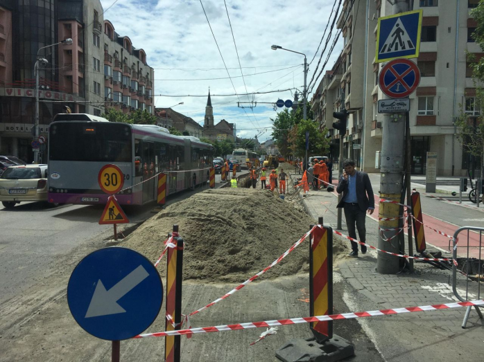 FOTO. Lucrările de pe Bulevardul 21 Decembrie îi terorizează pe clujenii din trafic: „Nici ambulanța nu are loc”.