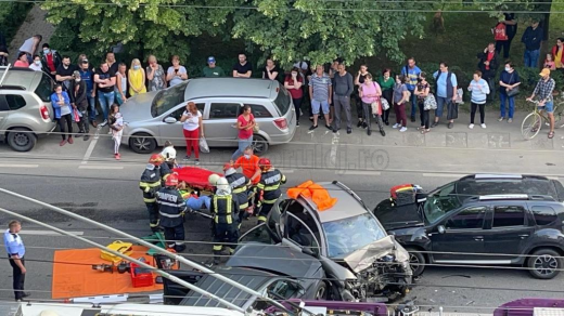 Accident DUR cu trei mașini pe Aurel Vlaicu! O tânără, în stare GRAVĂ. GALERIE FOTO