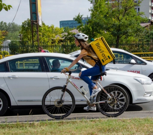 Livratorii din Cluj-Napoca, amendați la fiecare colț al orașului. Boc: „Regulile trebuie respectate”