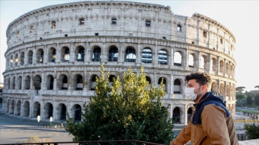 Veste bună pentru românii care călătoresc în Italia! Masca NU va mai fi obligatorie în aer liber.