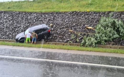 FOTO. Mașină, la un pas de răsturnare pe A3. Martor: „Ploua foarte tare, iar viteza era mică”