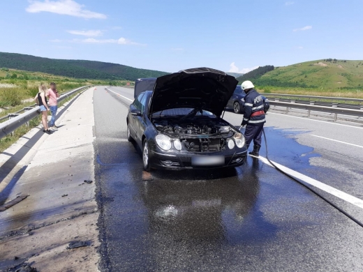 FOTO. O mașină a luat FOC pe A3! Oamenii din trafic au stins focul la timp