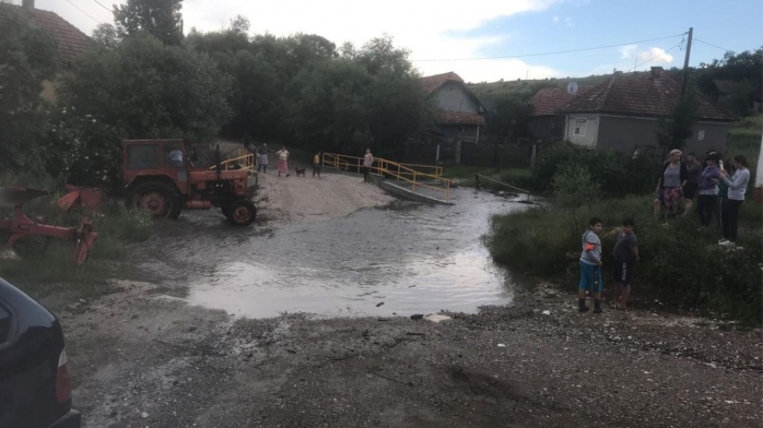 FOTO. Casă din Ciurila, în PERICOL după codul roșu de furtuni. Locuitor: „Se surpă pământul lângă casa noastră”.