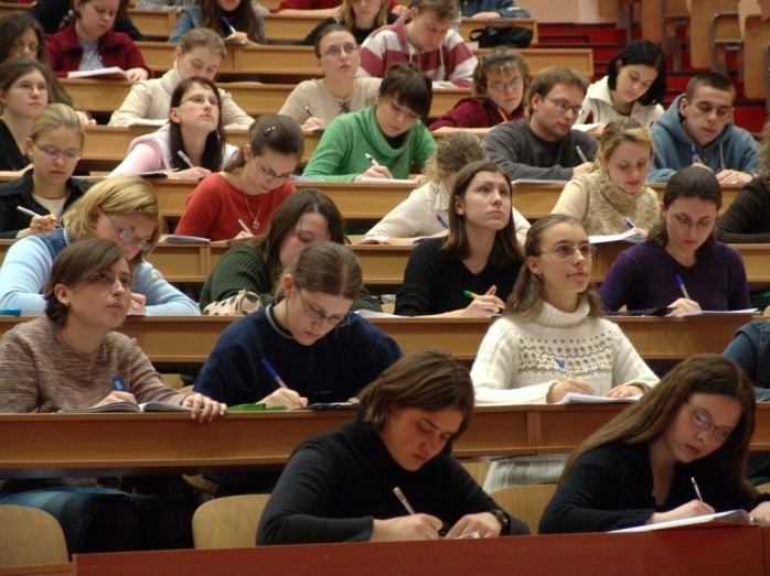 Universitățile vor cursuri cu prezență fizică din toamnă. Studenții, sfătuiți să se vaccineze.