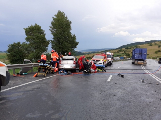 FOTO/VIDEO. Accident GRAV pe un drum din Cluj. O femeie A MURIT și un bărbat a fost dus la spital