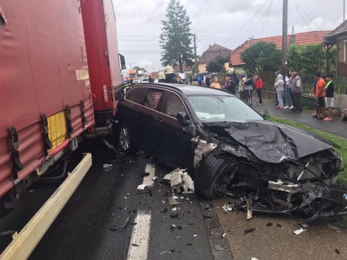 FOTO. Tamponare între două mașini și un TIR, la Luncani. Pasagerii au scăpat cu răni ușoare