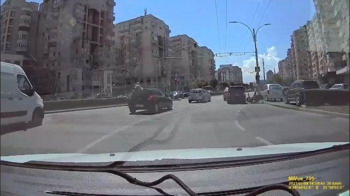 VIDEO. ACCIDENT bizar filmat în Cluj! Un motociclist, principalul vinovat