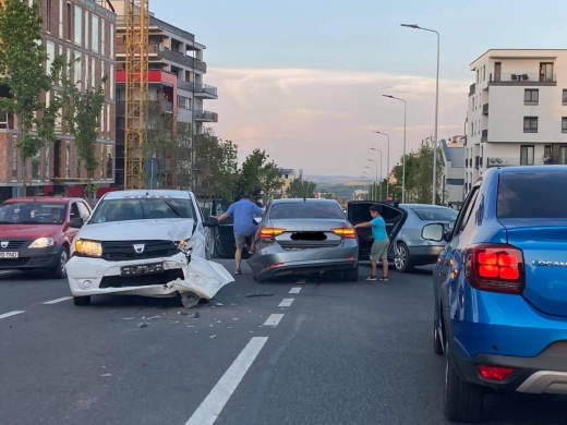 FOTO. Accident în cartierul Bună Ziua. Se circulă pe o singură bandă.