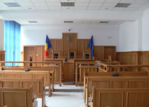 ROMÂNIA, ȚARĂ PENTRU PROȘTI ȘI FRAIERI! Un judecător a trimis la închisoare CU EXECUTARE un MORT. Omul tăiase TREI copaci pentru a-și încălzi MAMA BOLNAVĂ!