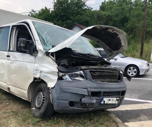 FOTO. Trei răniţi, într-un accident între o mașină și un camion.