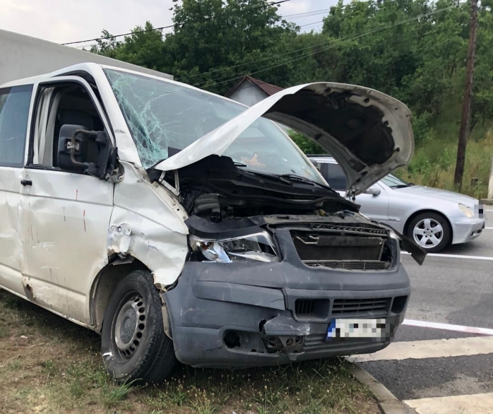 FOTO. Trei răniţi, într-un accident între o mașină și un camion.