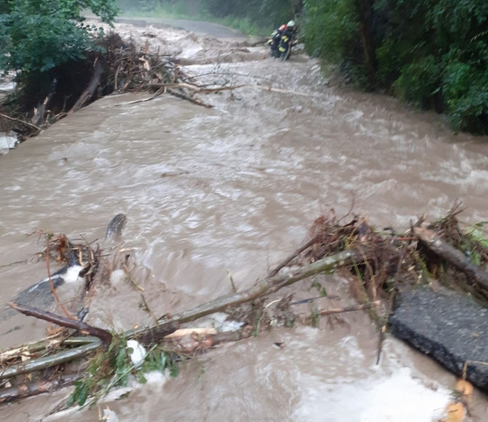 VIDEO. Urmările DEVASTATOARE ale inundațiilor din Ocolișel. Locuitorii au rămas fără curent, iar drumul s-a rupt.