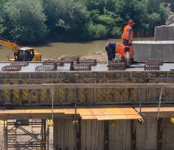 FOTO. Lucrările la podul peste Arieș sunt „în grafic”. Termenul de finalizare, la finalul anului.