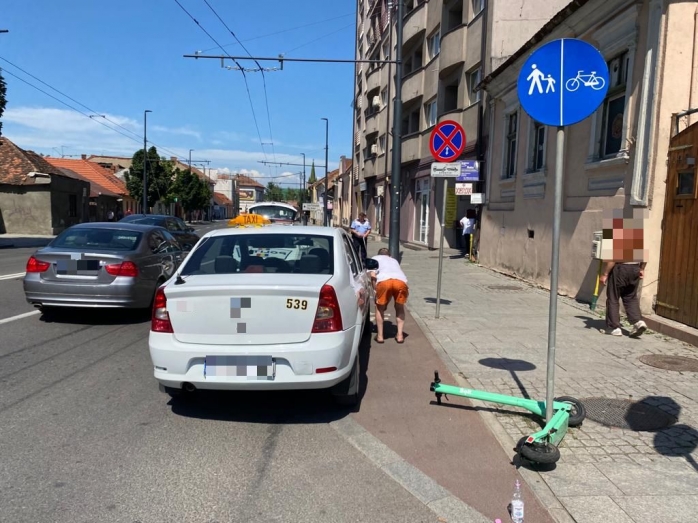 FOTO. Trotinetist, lovit de un TAXI pe Calea Mănăștur. Polițiștii se află la fața locului.