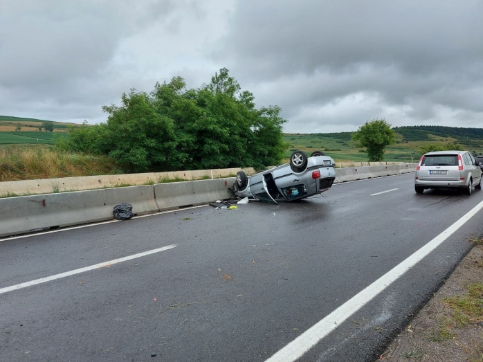 FOTO. Mașină proiectată în parapet de un autocar. Șoferul mașinii a ajuns la spital.