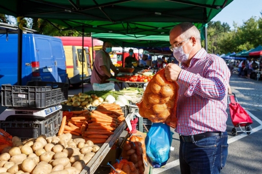 Emil Boc a făcut cumpărături din piața volantă. Produse proaspete, recomandate de primar