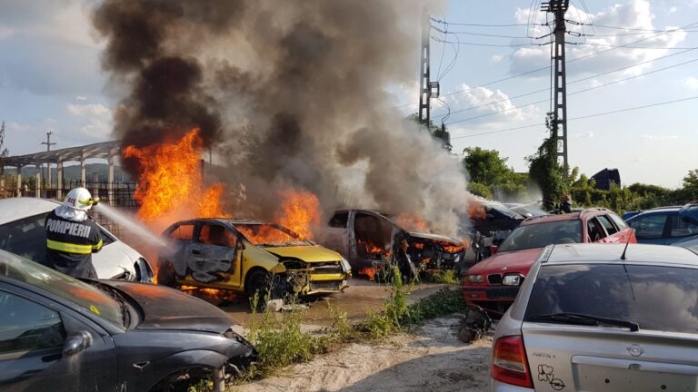 INCENDIU la un parc de dezmembrări auto. Mai multe mașini au ars ca torțele