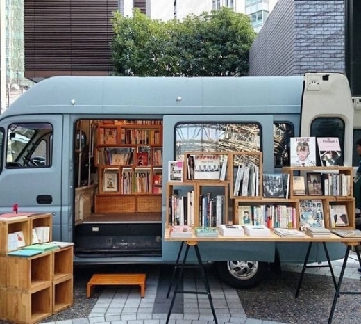 Biblioteca mobilă BookTruck ajunge la Cluj