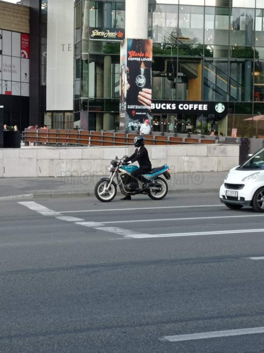 POZA ZILEI. James Bond de Cluj. La costum și cravată pe motocicletă