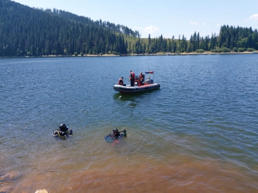 Bărbatul dispărut în Lacul Beliș nu a fost găsit. Căutările salvatorilor continuă.