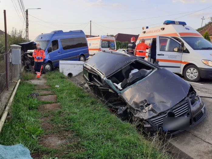 Accident MORTAL în localitatea Luna, cu trei mașini implicate. Un bărbat și-a pierdut viața.