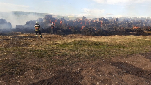 Incendiu VIOLENT în Tureni. Au ars mai mulţi baloţi de fân.