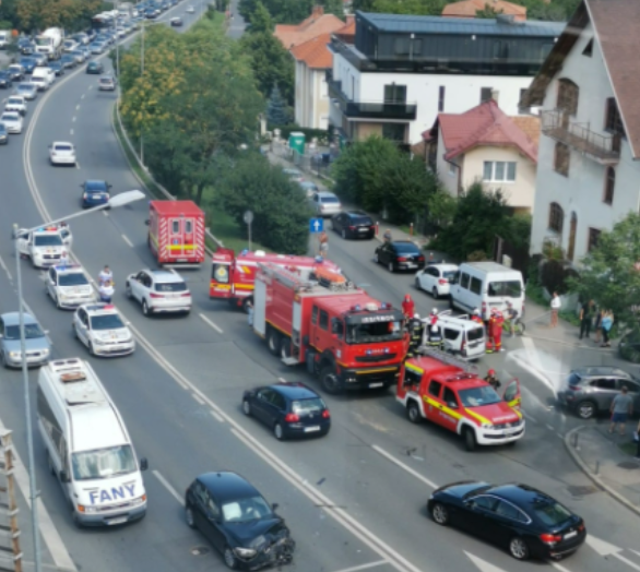 Accident GRAV pe Calea Turzii cu TREI victime! O persoană a rămas încarcerată. FOTO