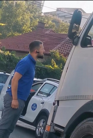 VIDEO. Nervi mulți în traficul clujean! Un șofer de TAXI, la un pas să îl BATĂ pe un camionagiu