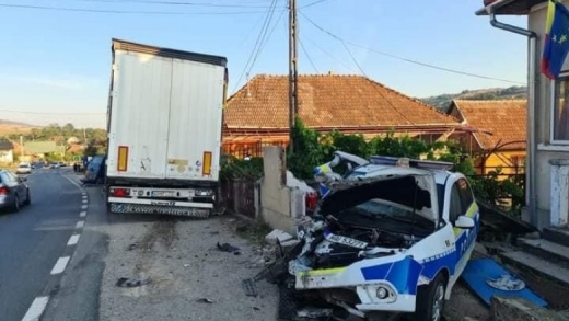 ACCIDENT pe drumul dintre Cluj și Zalău! O dubă a Jandarmeriei și o mașină de POLIȚIE, distruse de un TIR