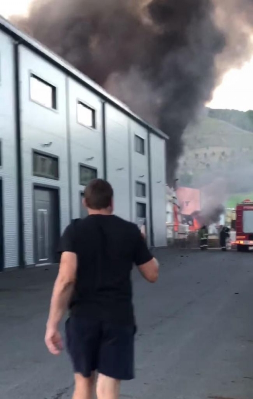 VIDEO. Noi imagini de la incendiul de pe Bulevardul Muncii! O hală a ars complet