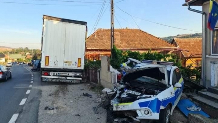 ACCIDENT pe drumul dintre Cluj și Zalău! O dubă a Jandarmeriei și o mașină de POLIȚIE, distruse de un TIR