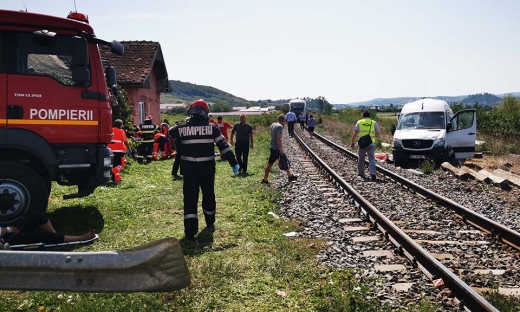 O femeie, victimă în microbuz lovit de tren la Urișor a MURIT la SPITAL! Fiica ei, în STARE GRAVĂ