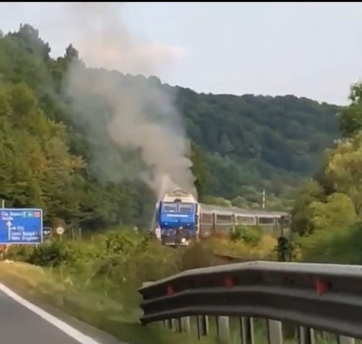 VIDEO. O locomotivă a unui tren accelerat a luat foc la Valea Drăganului