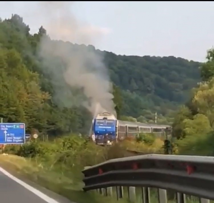 VIDEO. O locomotivă a unui tren accelerat a luat foc la Valea Drăganului