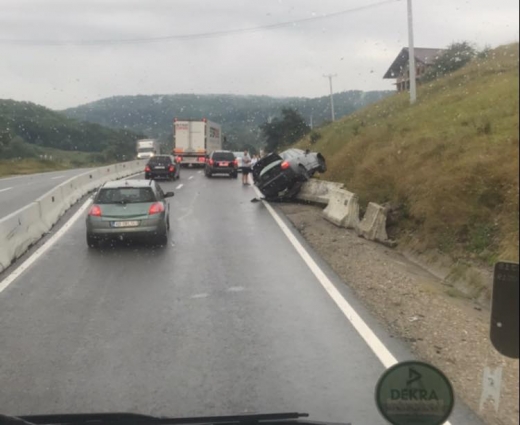 O mașină a ajuns într-un parapet, în Feleacu. Circulația este îngreunată.