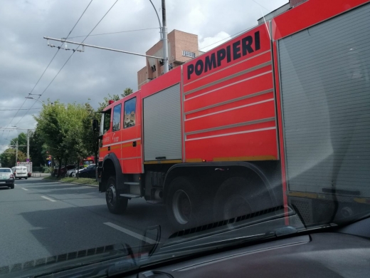 O femeie din Cluj-Napoca a rămas blocată în lift între etaje, după ce acesta s-a defectat. Pompierii, la fața locului.