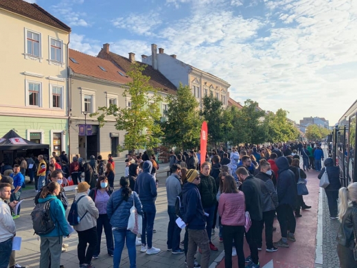 Coada e IMENSĂ la caravana Blood Network. Zeci de clujeni donează sânge pentru un bilet la Untold. FOTO