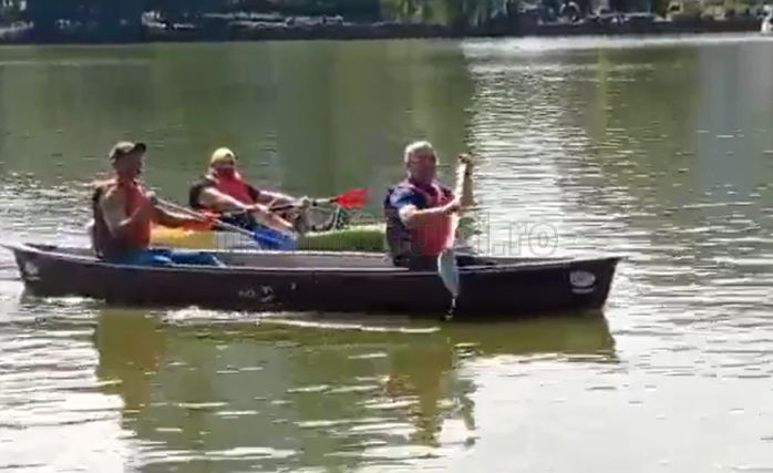 Emil Boc, la plimbare cu canoea pe Lacul Gheorgheni, în memoria campionului Ivan Patzaichin