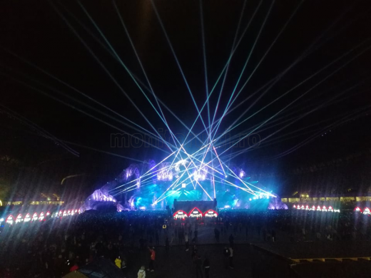 VIDEO. Tinerii s-au distrat pe cinste la Untold. Energie și vibrație în prima zi de festival