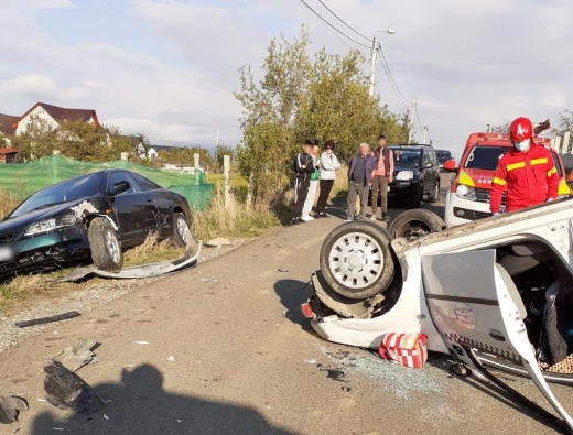 FOTO. O mașină s-a RĂSTURNAT în Dej în urma unui accident. Șoferul a rămas BLOCAT în autoturism, fiind RĂNIT.